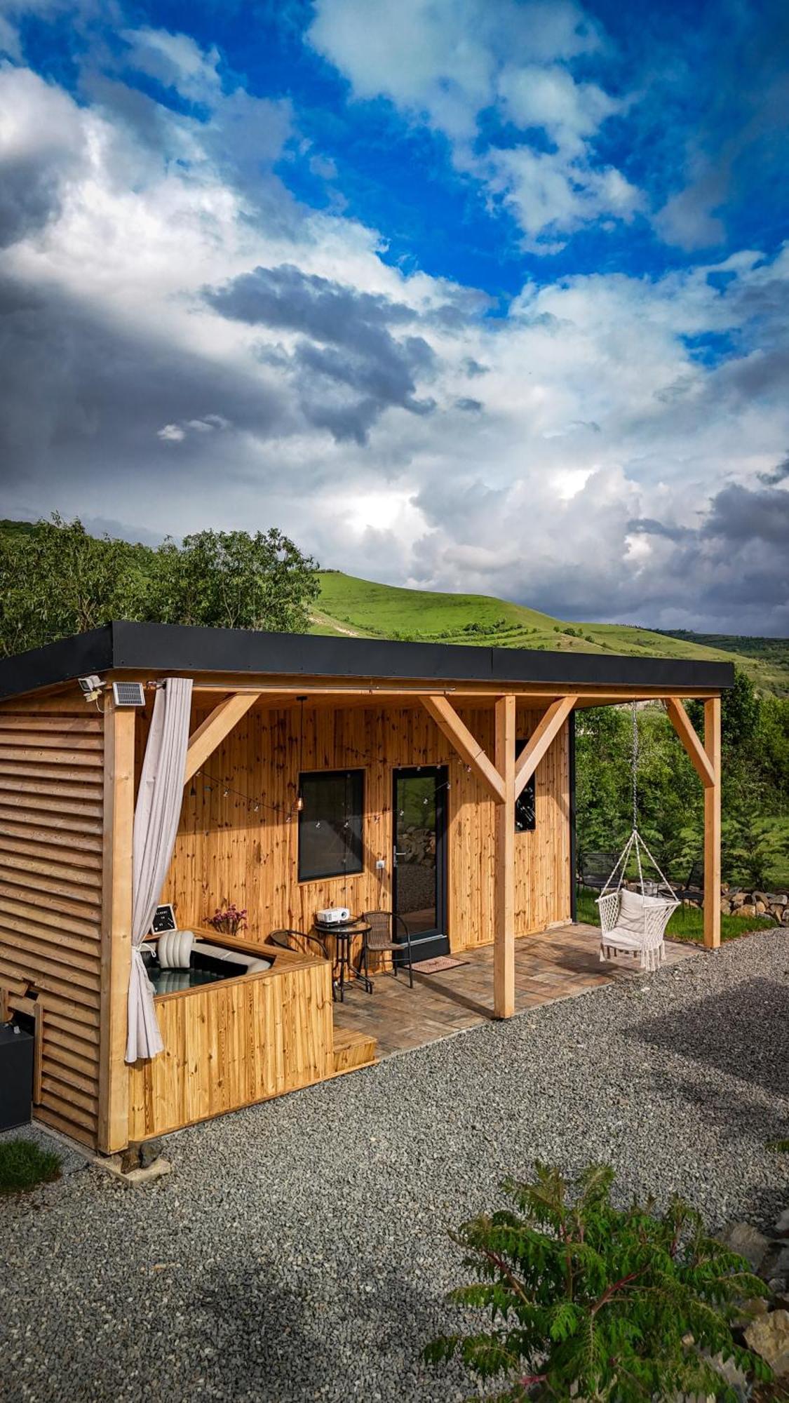 Kubiq Transalpina Villa Petresti Eksteriør billede