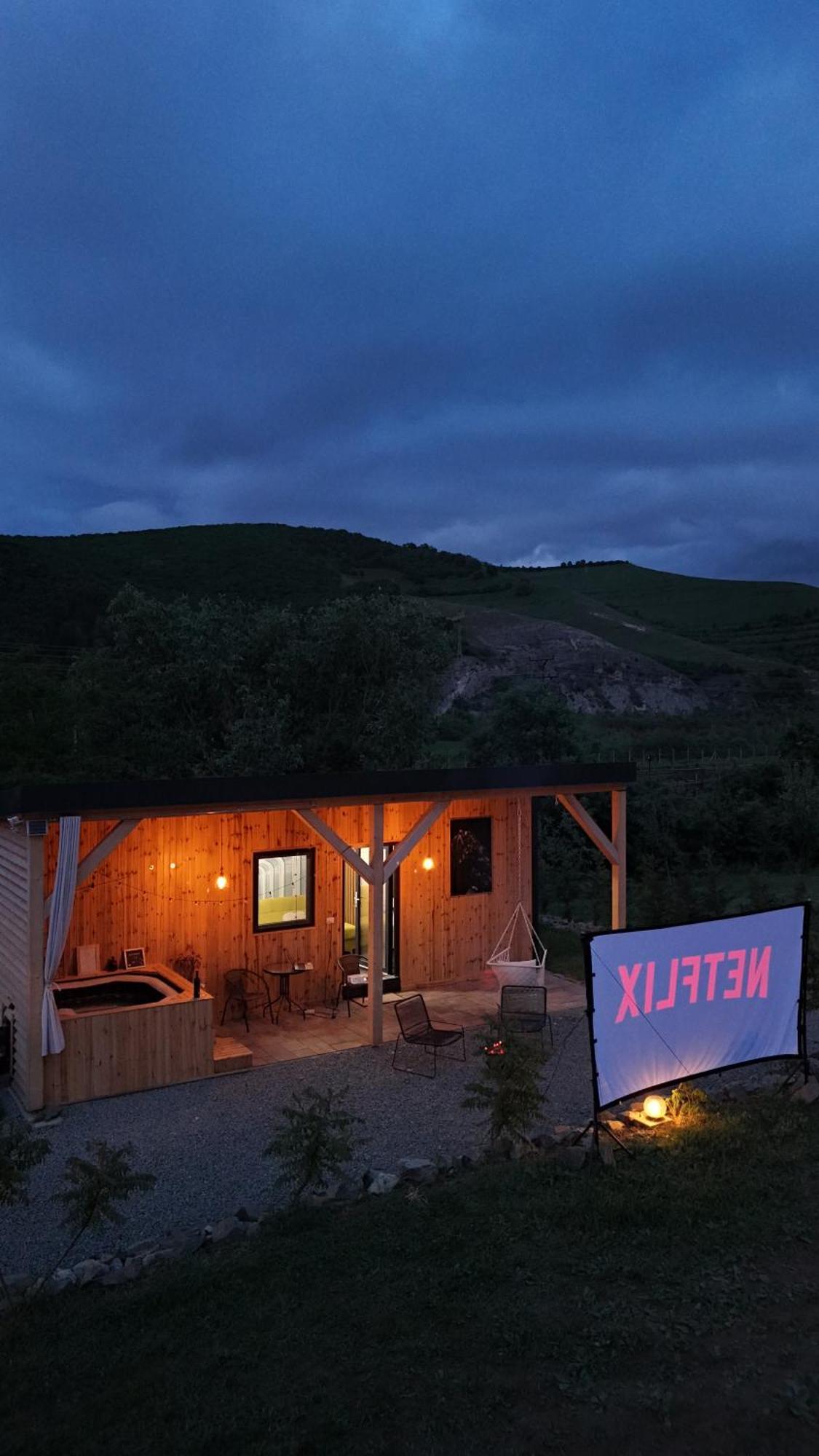 Kubiq Transalpina Villa Petresti Eksteriør billede